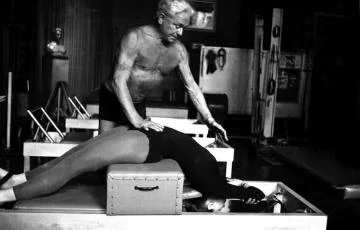 Joseph Pilates enseignant sur le Reformer