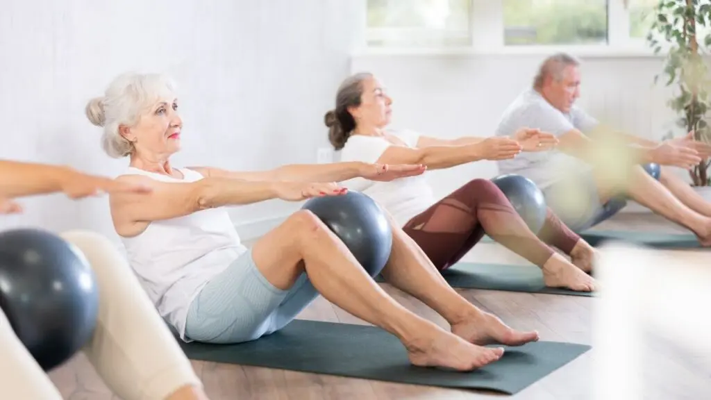 Exercice de Pilates au sol avec maintien de la colonne neutre