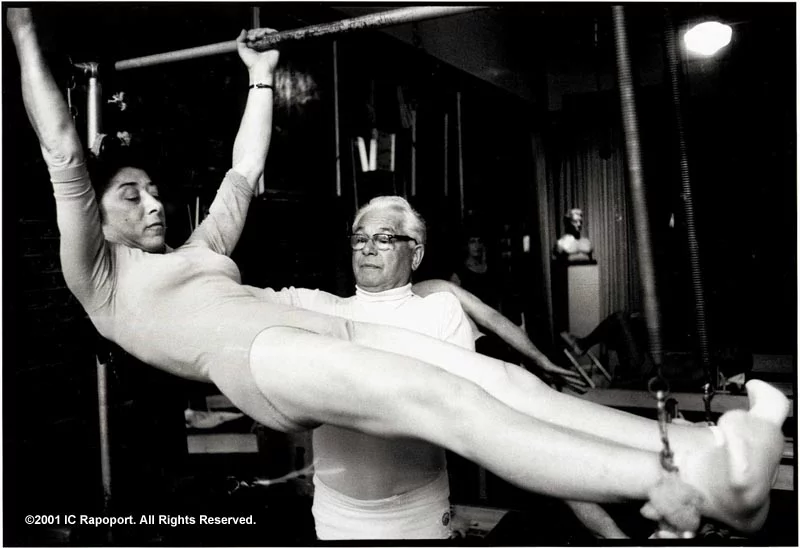 Joseph Pilates corrigeant la posture d'un élève